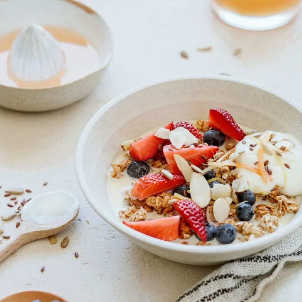Yogurt Smoothie Bowl with Berries